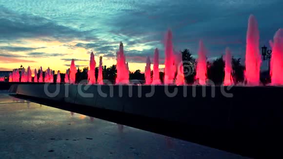日落时分现代红色灯光的公园喷泉建筑LED照明4K视频视频的预览图