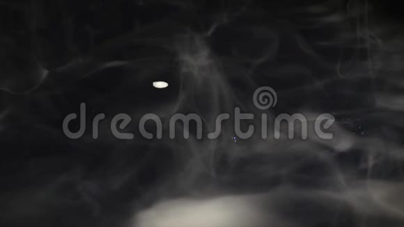烟雾在黑色的背景上翻滚视频的预览图
