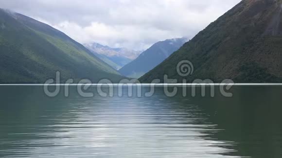 罗托提湖上空的山脉视频的预览图