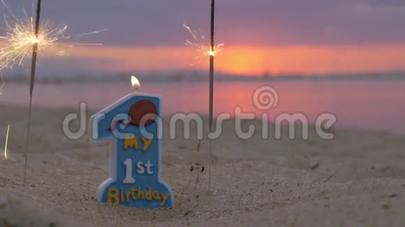 海滩上一支一岁的小男孩生日蜡烛视频的预览图