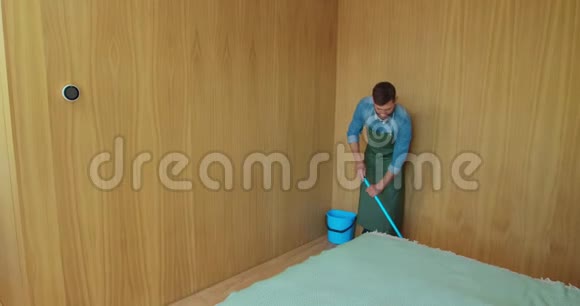 酒店房间或公寓卧室统一洗涤地板的专业清洁工清洁服务理念视频的预览图