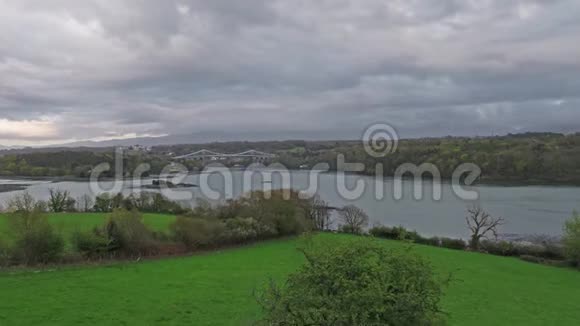 北威尔士安格尔西岛的梅奈大桥和海峡视频的预览图