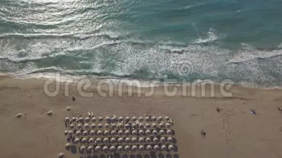 沙质海岸线希腊克里特岛法拉萨纳海滩长海波视频的预览图