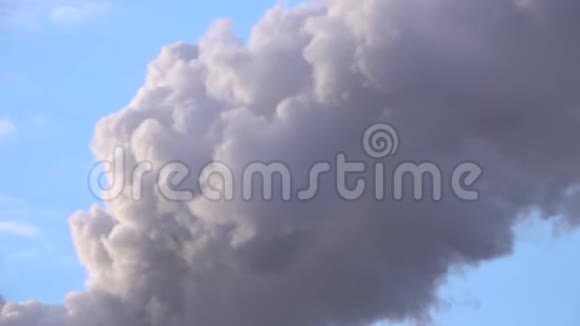 工厂的烟雾堆积在蓝天背景下视频的预览图