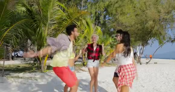 快乐的人在沙滩上跳舞在度假时将男女同乐视频的预览图