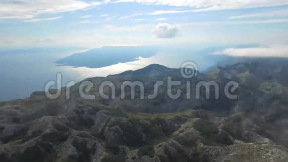 克罗地亚马卡斯卡多岩石山脉的鸟瞰图视频的预览图