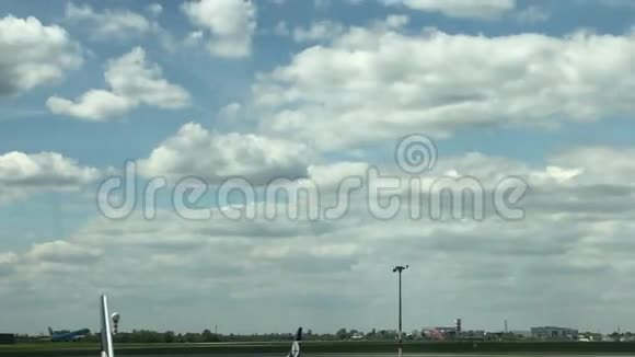 机场视野飞机起飞了视频的预览图