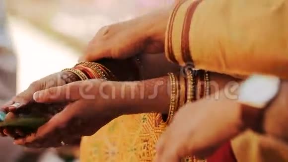 印度教男人手握女人的手掌而她手握芒果叶视频的预览图