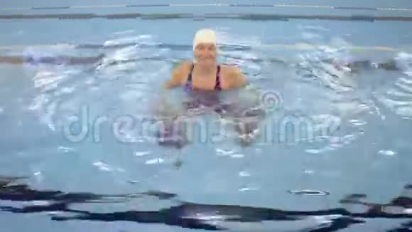 水上健身游泳池里的女人视频的预览图