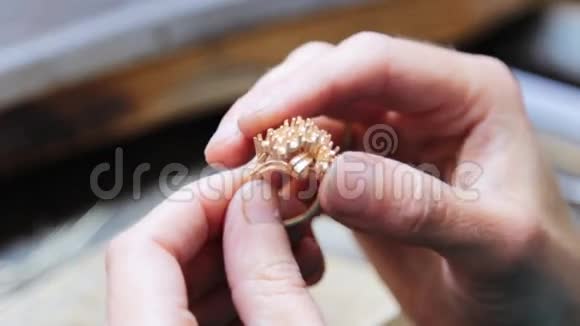 组装焊接金饰品珠宝商视频的预览图