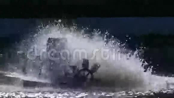 水轮机进行废水处理视频的预览图