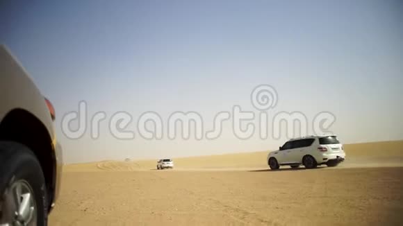 为沙漠中的游客提供SUV之旅库存一群人在越南沙漠里开着越野车视频的预览图