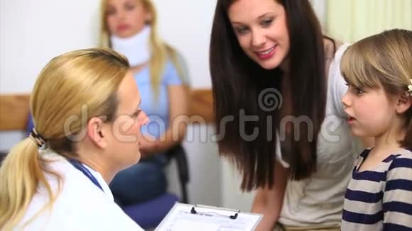 全科医生在候诊室和一个女孩谈话视频的预览图