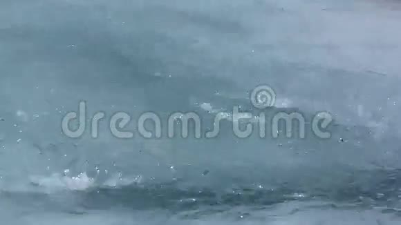 泉水在卡顿河的冰面上流淌视频的预览图