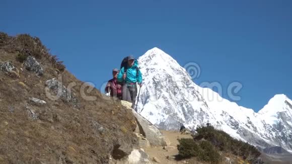 女游客去喜马拉雅山的小径视频的预览图