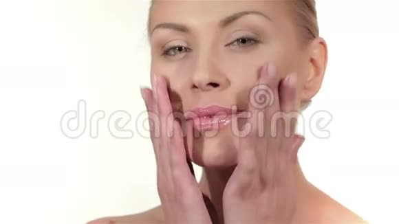 健康护肤和自然化妆视频的预览图