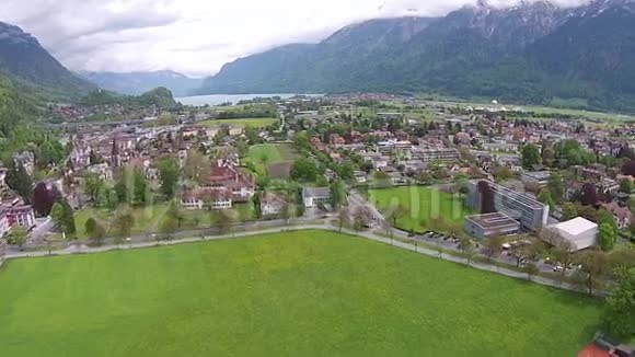 因特拉肯镇和阿雷河鸟瞰因特拉肯瑞士视频的预览图