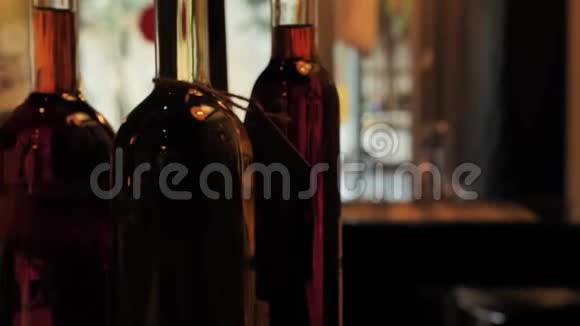 两杯香槟和不同颜色的葡萄酒展览在西班牙的酒吧空间视频的预览图