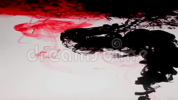 水中的红黑墨水创意慢动作在白色的视频的预览图