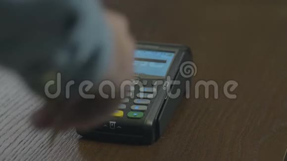 客户通过无线交易卡阅读器支付的特写镜头成年商人使用银行卡视频的预览图