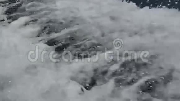海洋泡沫和气泡从波浪发出的运动船视频的预览图
