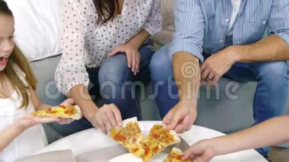 一家人一起在沙发上吃披萨视频的预览图