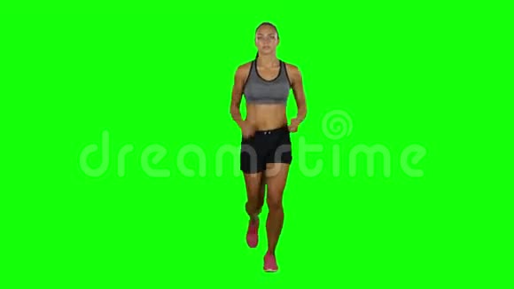 跑步运动女孩体育运动慢跑前景绿色屏幕视频的预览图