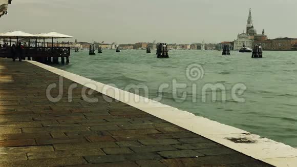 在雨后里瓦德格利希亚沃尼是意大利威尼斯的一个水锋视频的预览图