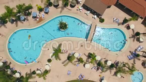 带度假者的游泳游泳池的鸟瞰图视频的预览图