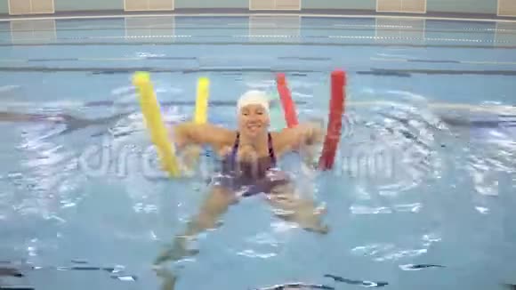水上健身游泳池里的女人视频的预览图