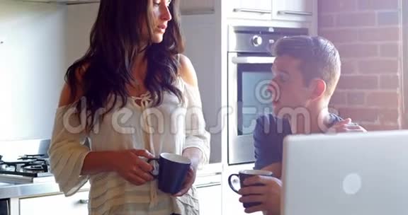 在喝咖啡的时候互相交流视频的预览图