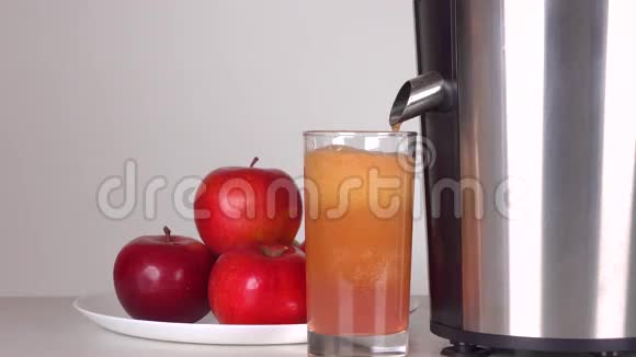 从榨汁机滴下的红苹果汁4K近距离射击视频的预览图