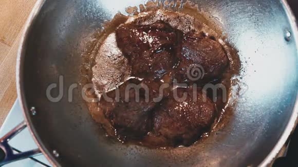 肉是用一个大碗煮的视频的预览图