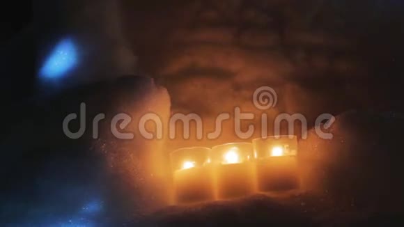 蜡烛被点燃站在雪地里视频的预览图