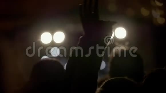 音乐会上摆手和头的慢镜头视频的预览图