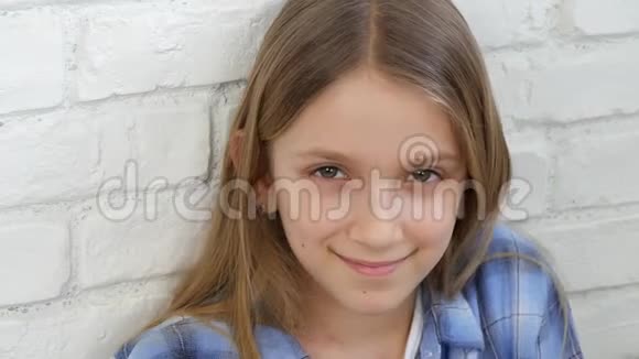 体贴的孩子肖像微笑的孩子脸看着镜头金发无聊的女孩视频的预览图