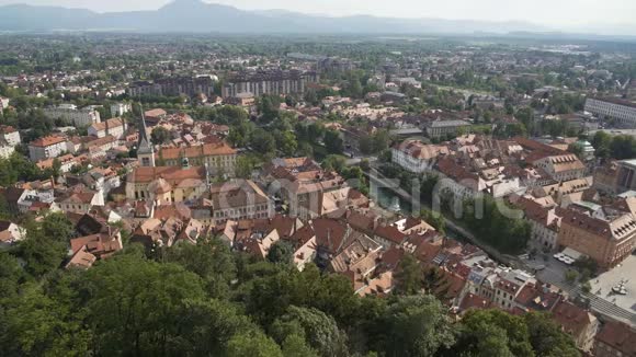 斯洛文尼亚首都卢布尔雅那的空中景色欧洲老城区的红色屋顶视频的预览图