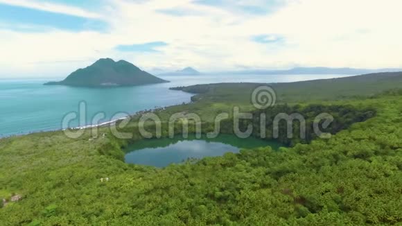 鸟瞰热带托利湖和火山岛在泰纳蒂印度尼西亚视频的预览图