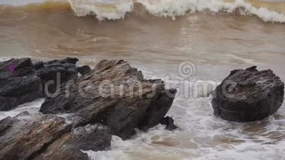 泰国RayongMuKoSamet国家公园的KhaoLaemYa海浪与石头的缓慢运动视频的预览图