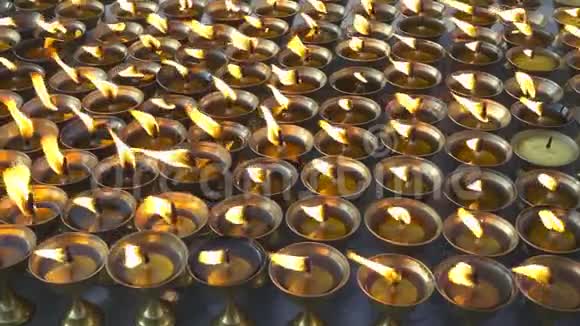 在尼泊尔寺庙里点燃仪式蜡烛尼泊尔加德满都视频的预览图