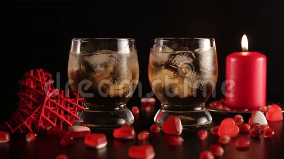 纸屑下降缓慢的运动两杯酒装糖果红烛特写浪漫依旧视频的预览图