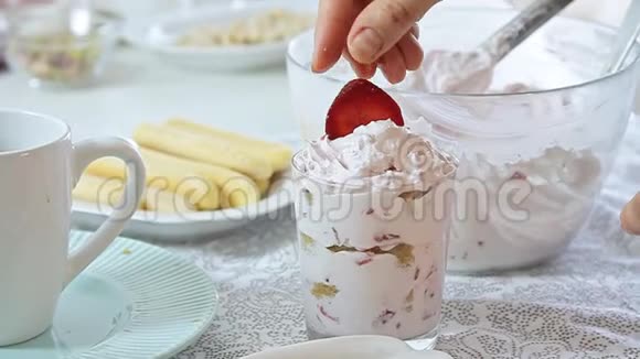 食品造型草莓提拉米苏视频的预览图