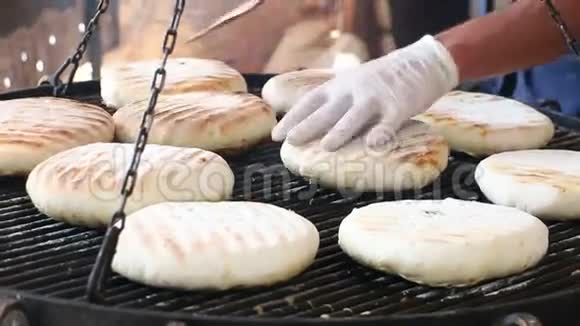 在传统烤箱里烤面包视频的预览图
