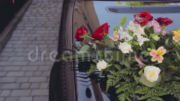 装饰着鲜花的婚礼车视频的预览图