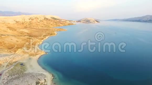 克罗地亚帕格岛绿松石海和黄草的鸟瞰图视频的预览图