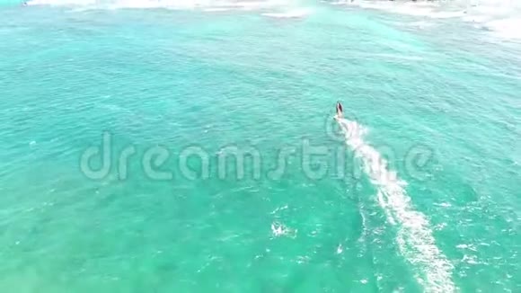 顶部4k无人驾驶飞机在夏威夷海景的夏季绿松石蓝色海水中缓慢滑行视频的预览图