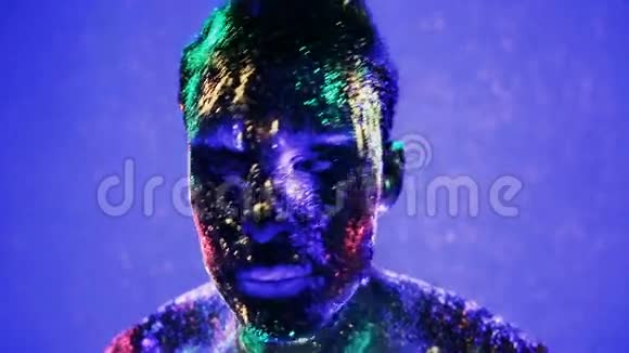 人在紫外线下的面部表情视频的预览图