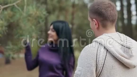 年轻的幸福夫妇在秋天的公园里一起度过快乐的时光晴天心情很好户外活动视频的预览图