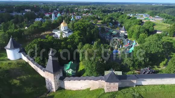 神圣休眠普斯科沃佩切斯基修道院阳光明媚的六月天航天测量佩乔里俄罗斯视频的预览图