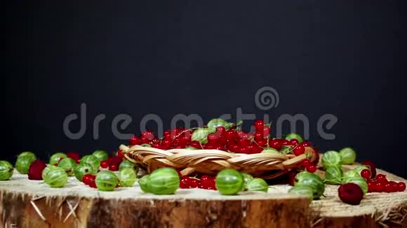 新鲜成熟的红色醋栗在柳条碗的木质背景装饰新鲜浆果视频的预览图